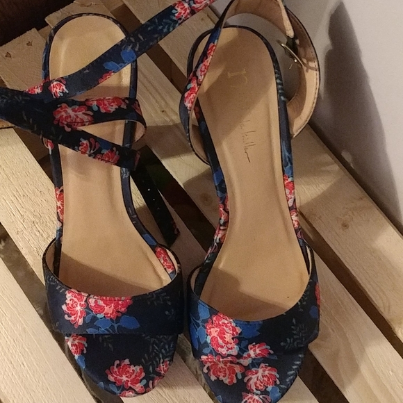 👠Nicole Miller heel 👠 - Picture 4 of 7